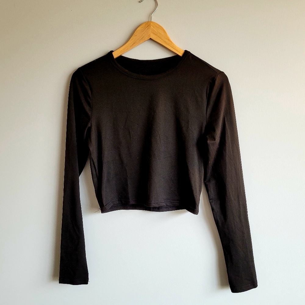 SOLD Sz M: Black long sleeve crop top